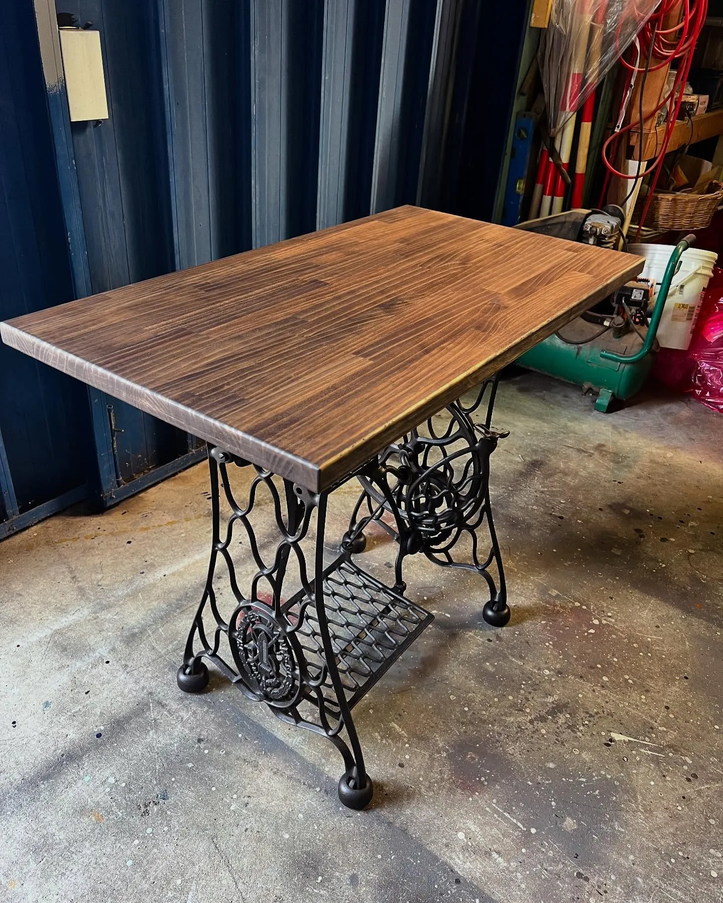 アンティークのミシン台をリメイク