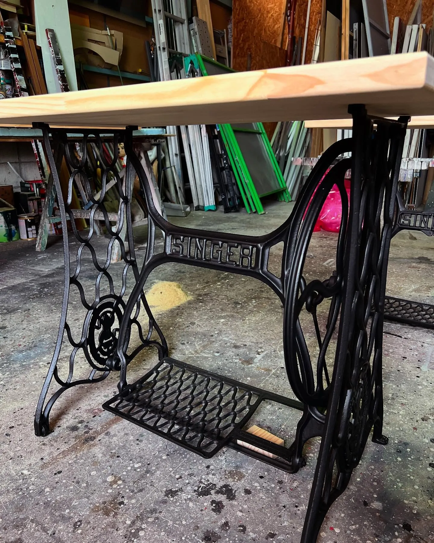 アンティークのミシン台をリメイク