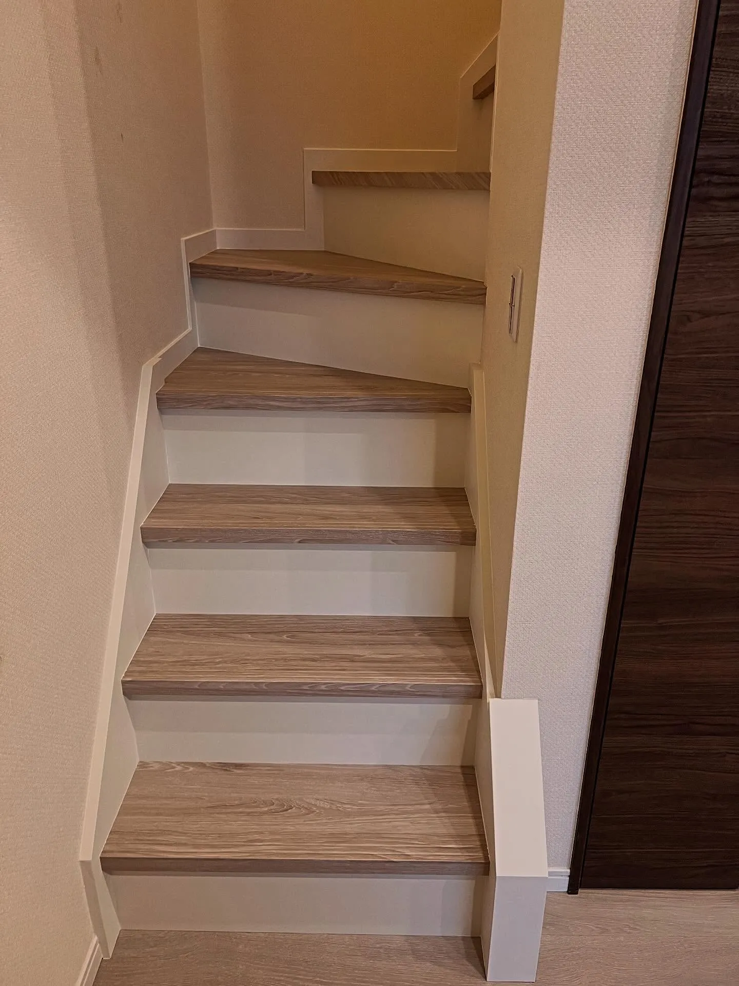 階段をダイノックシートでラッピング