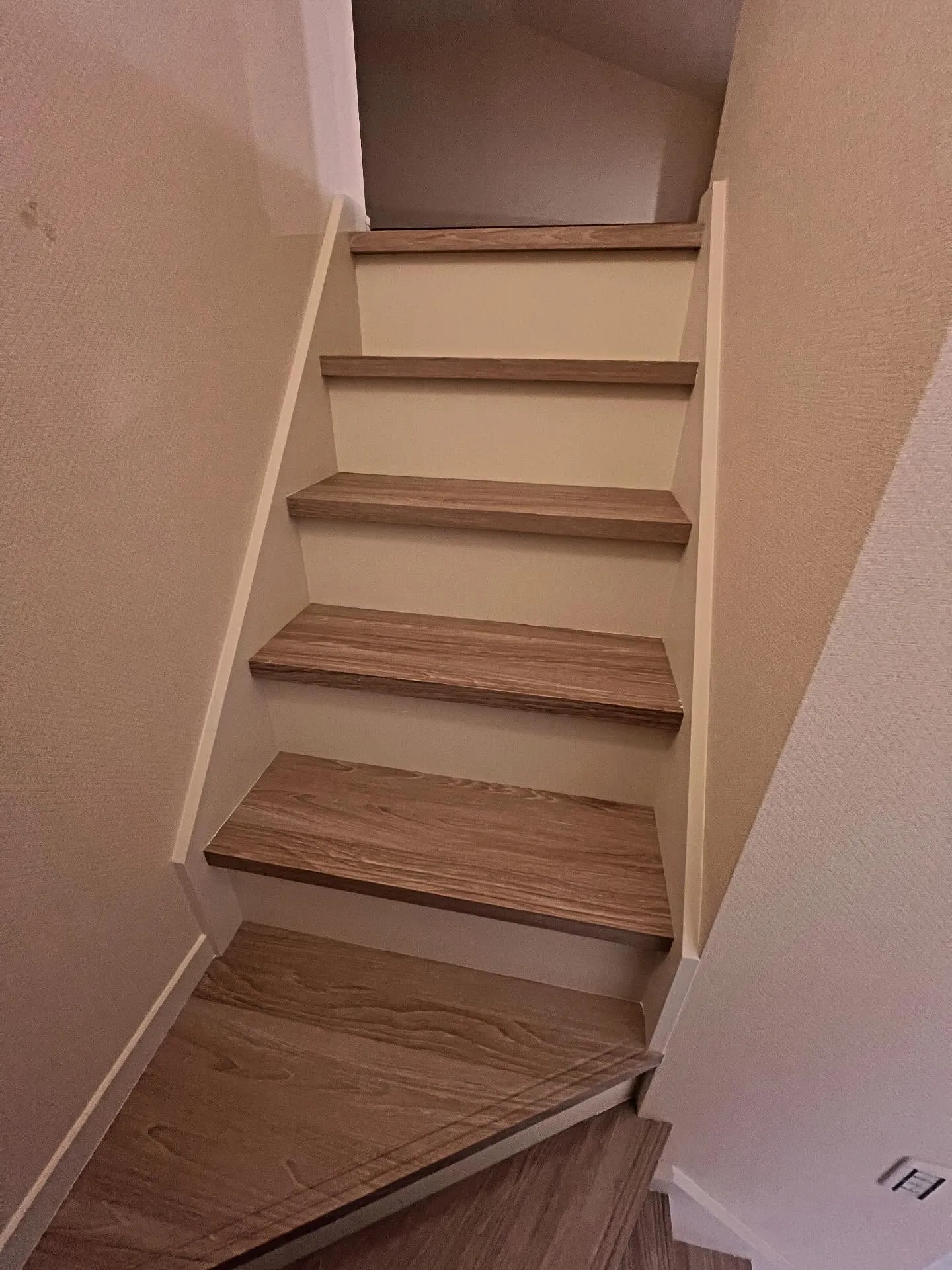 階段をダイノックシートでラッピング