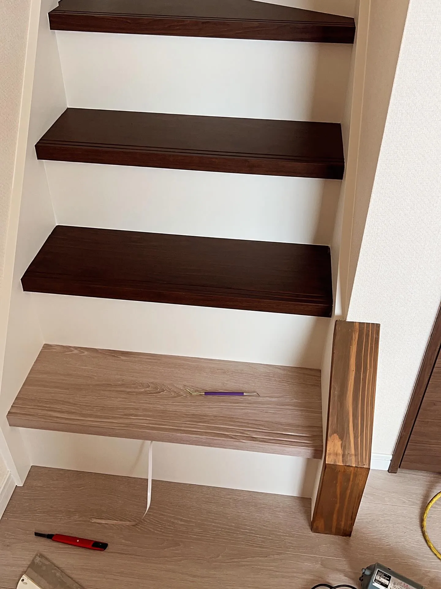 階段をダイノックシートでラッピング