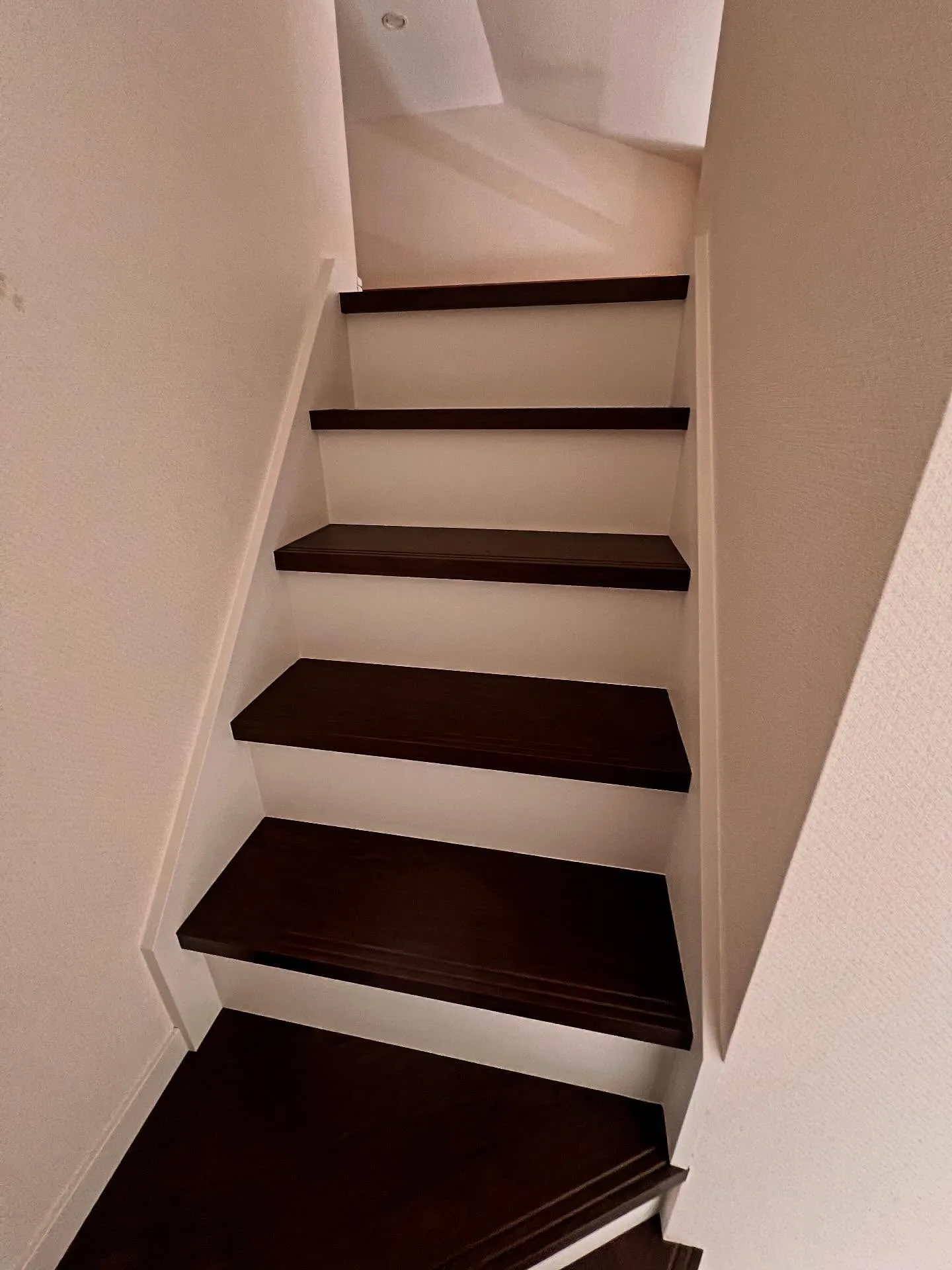 階段をダイノックシートでラッピング