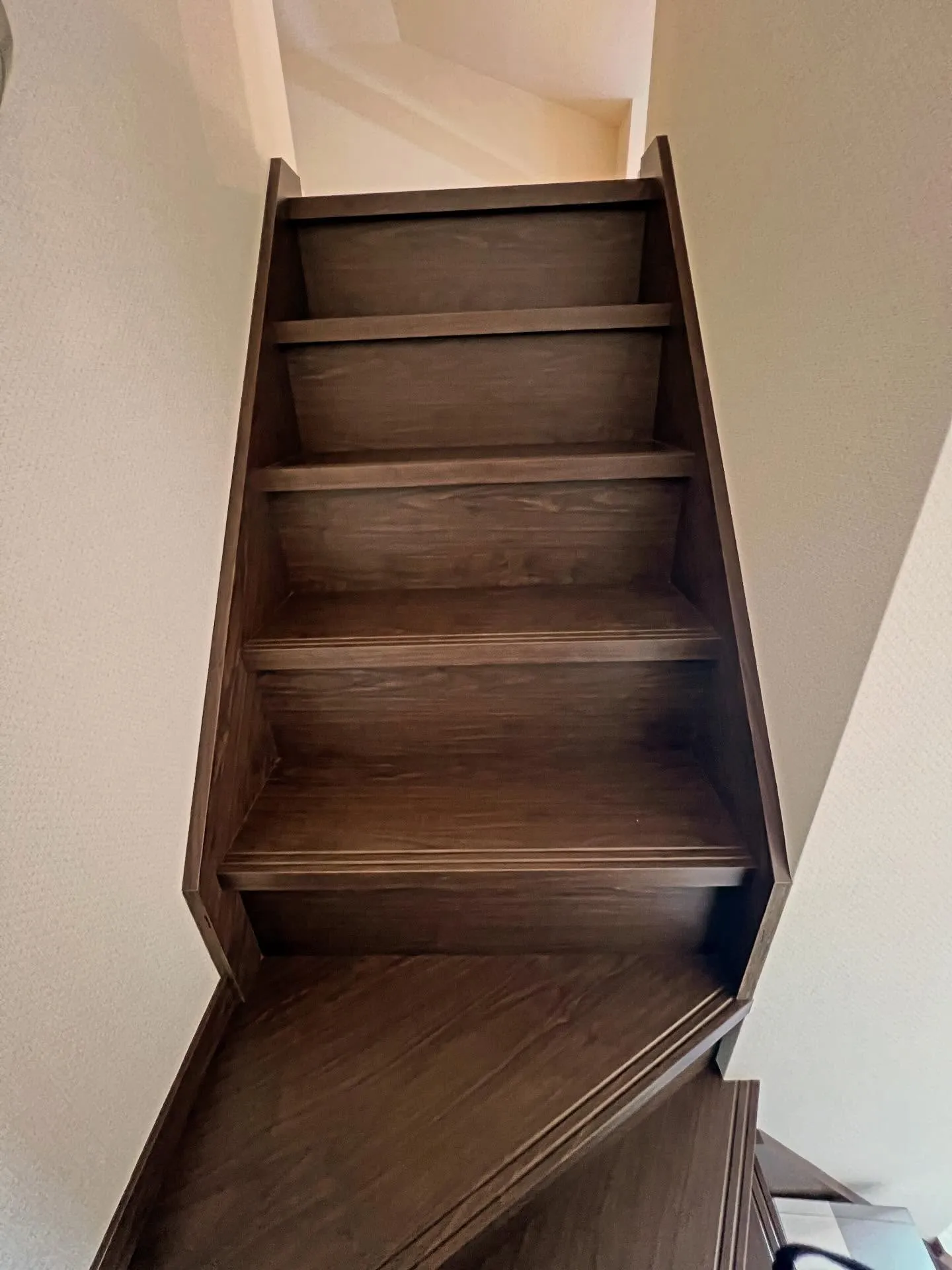 階段をダイノックシートでラッピング